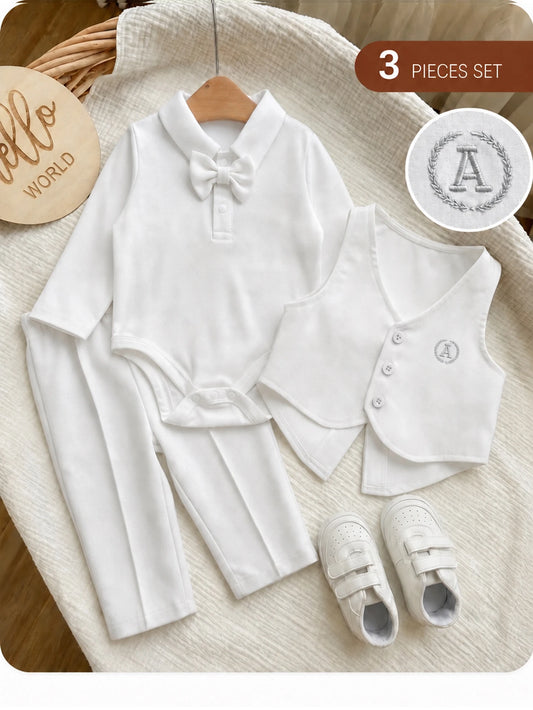 Conjunto blanco de 3 piezas para bebe con chaleco, pantalón y pajarita, vista frontal.