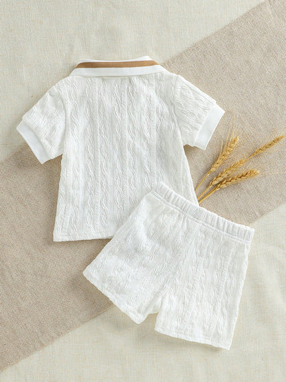 Prenda blanca conjunto para bebe con camiseta y shorts texturizados vista trasera
