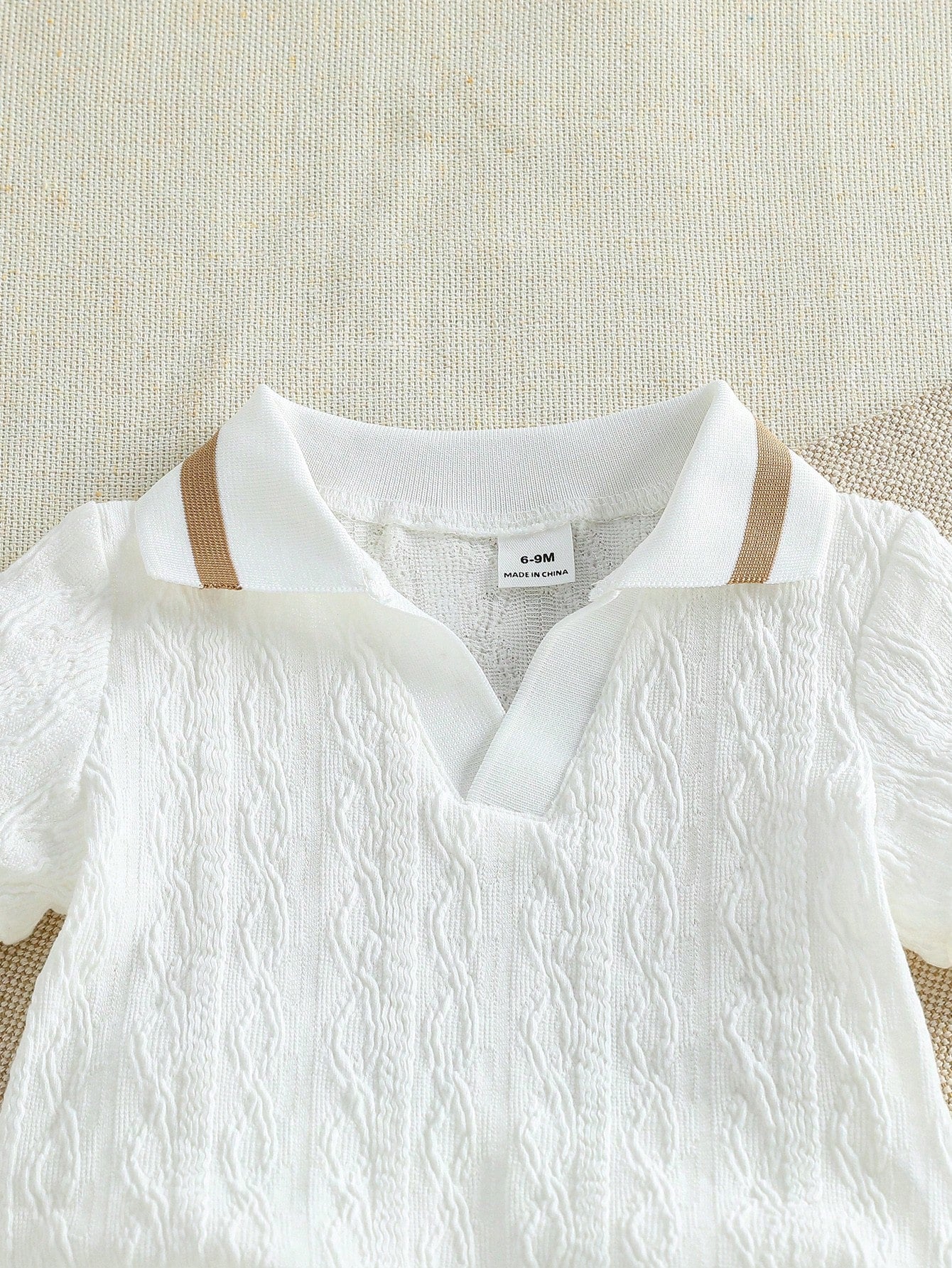 Prenda blanca conjunto para bebe con detalle de cuello polo beige