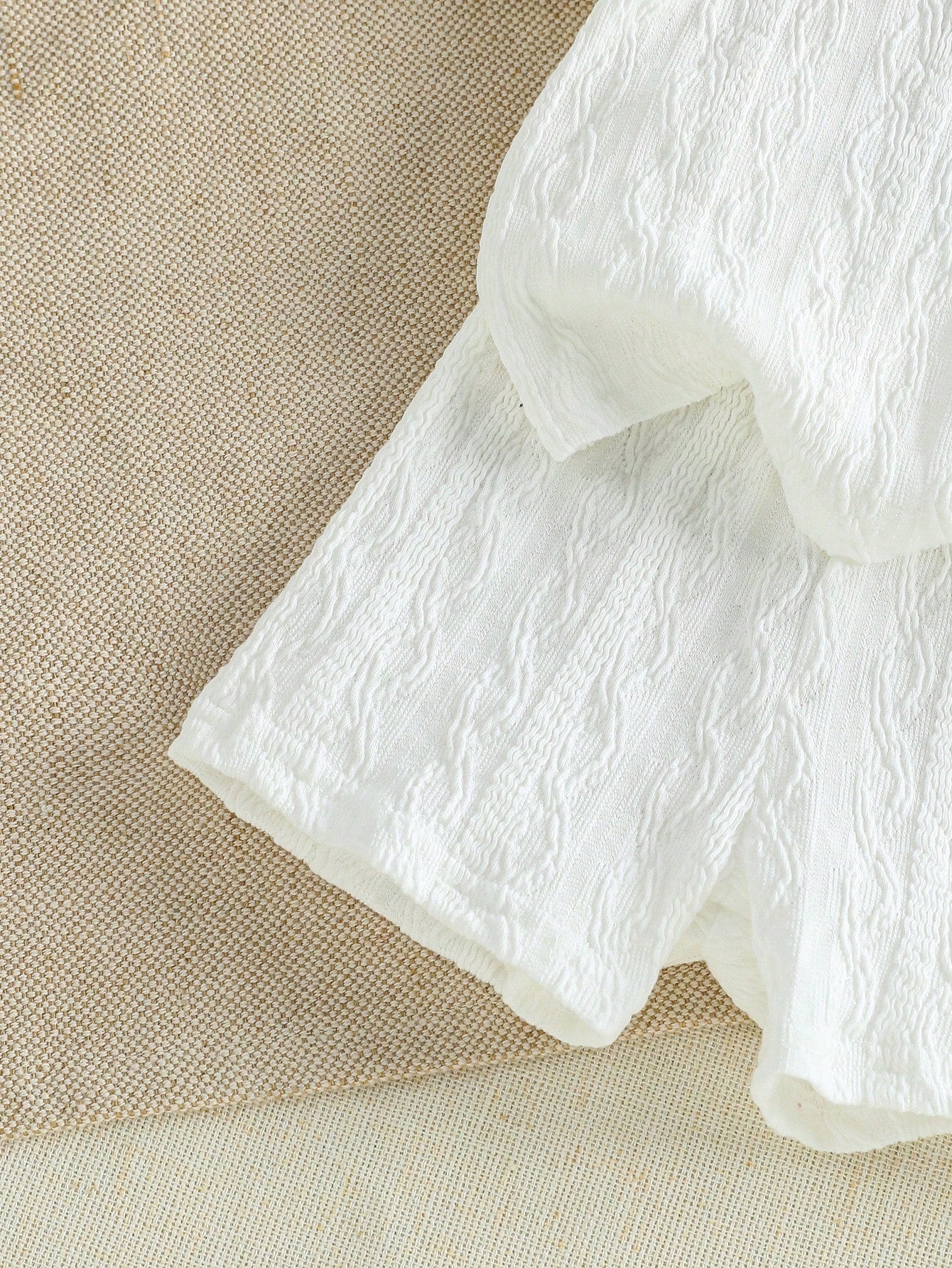 Prenda blanca conjunto para bebe con detalle de tejido texturizado y shorts