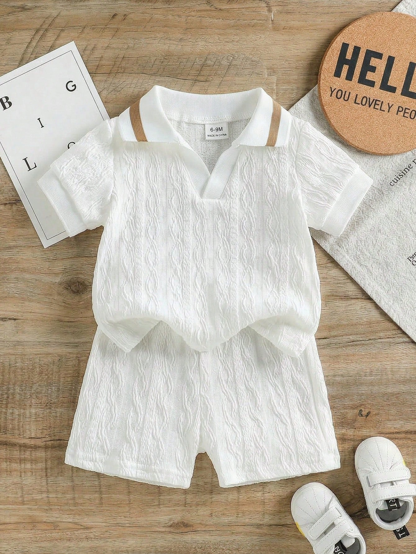 Prenda blanca conjunto para bebe con textura y cuello polo beige vista frontal