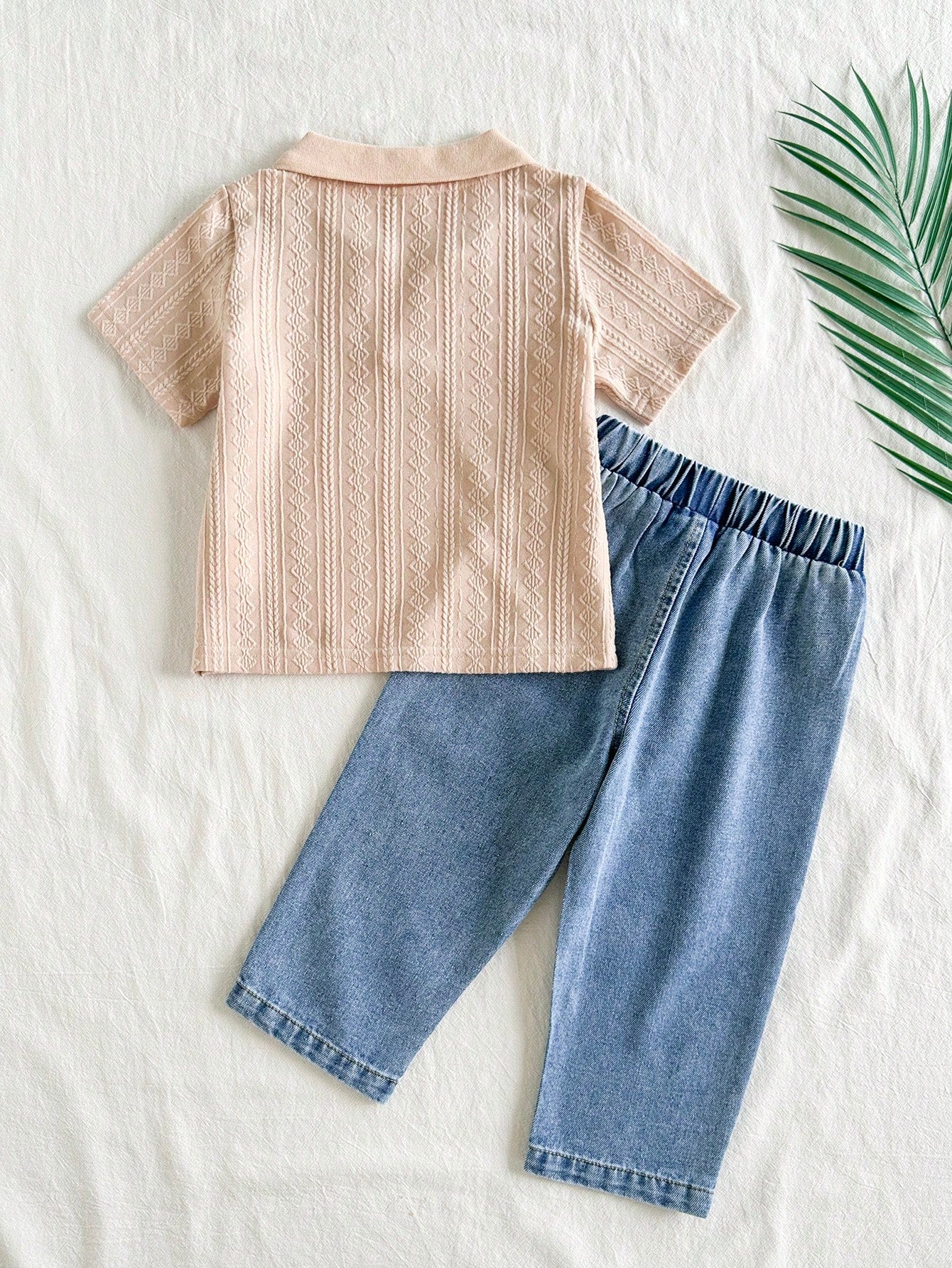 Prenda albaricoque conjunto para bebe con camisa polo y jean azul vista trasera