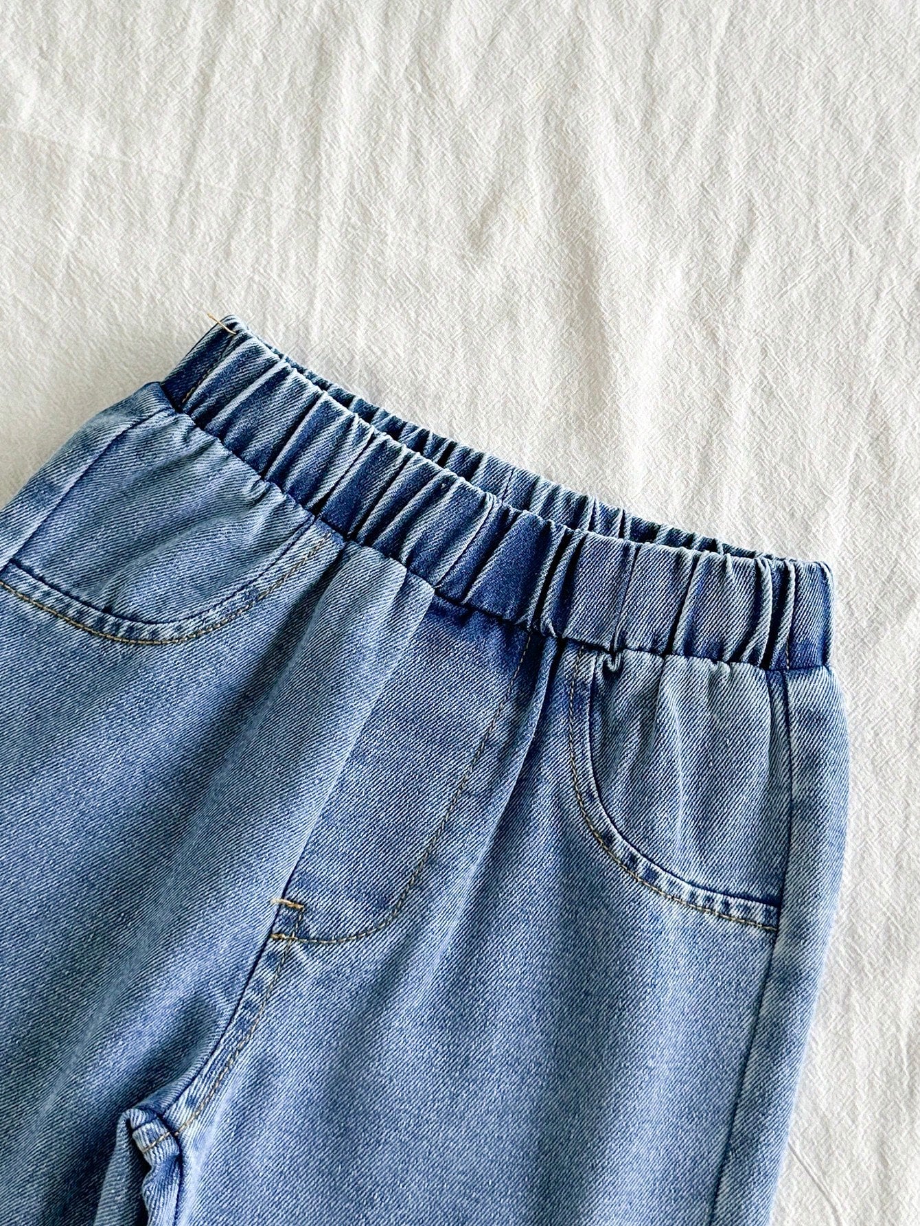 Prenda azul conjunto para bebe detalle de pantalón jean con cintura elástica