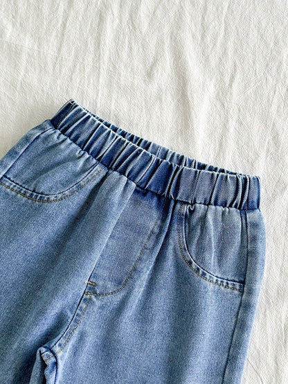 Prenda azul conjunto para bebe detalle de pantalón jean con cintura elástica