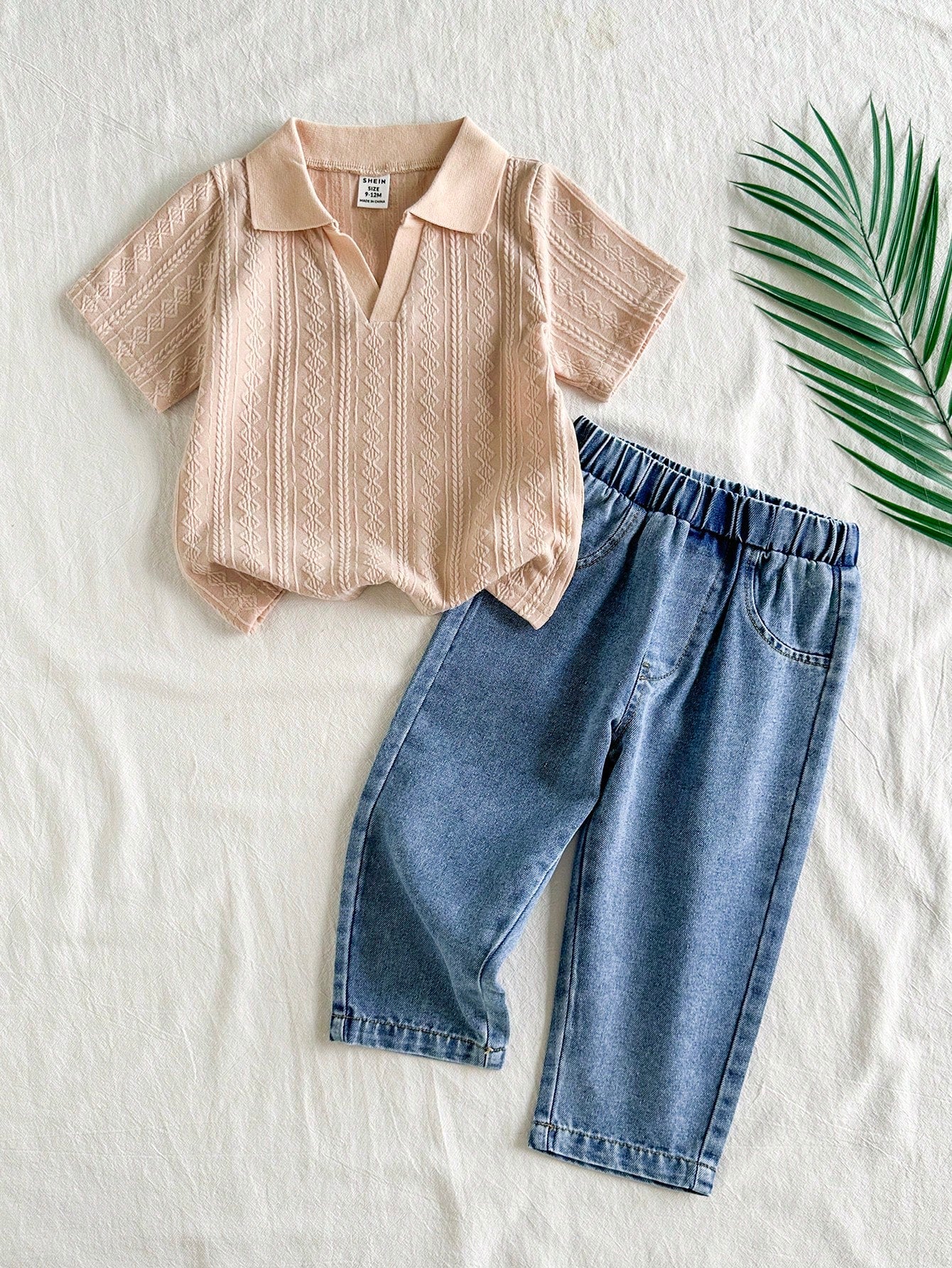 Prenda albaricoque conjunto para bebe con camisa polo y jean azul vista frontal