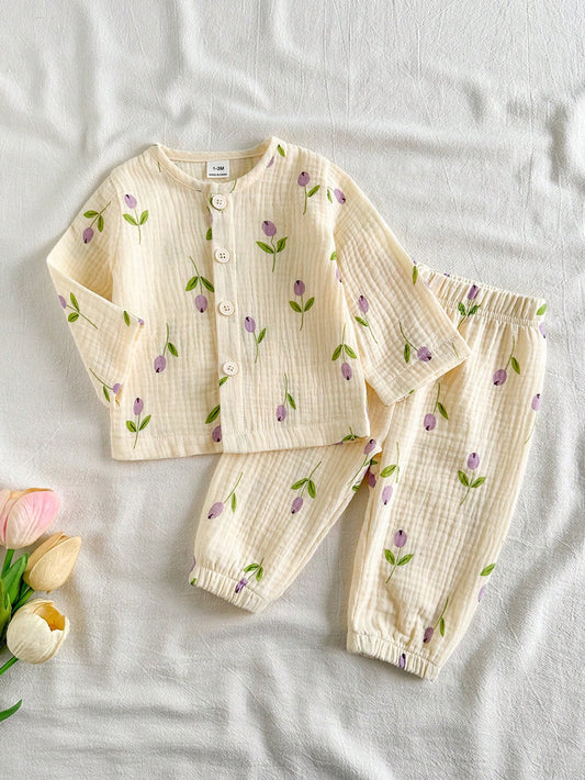 Prenda crema conjunto para bebe de muselina con flores lilas vista frontal