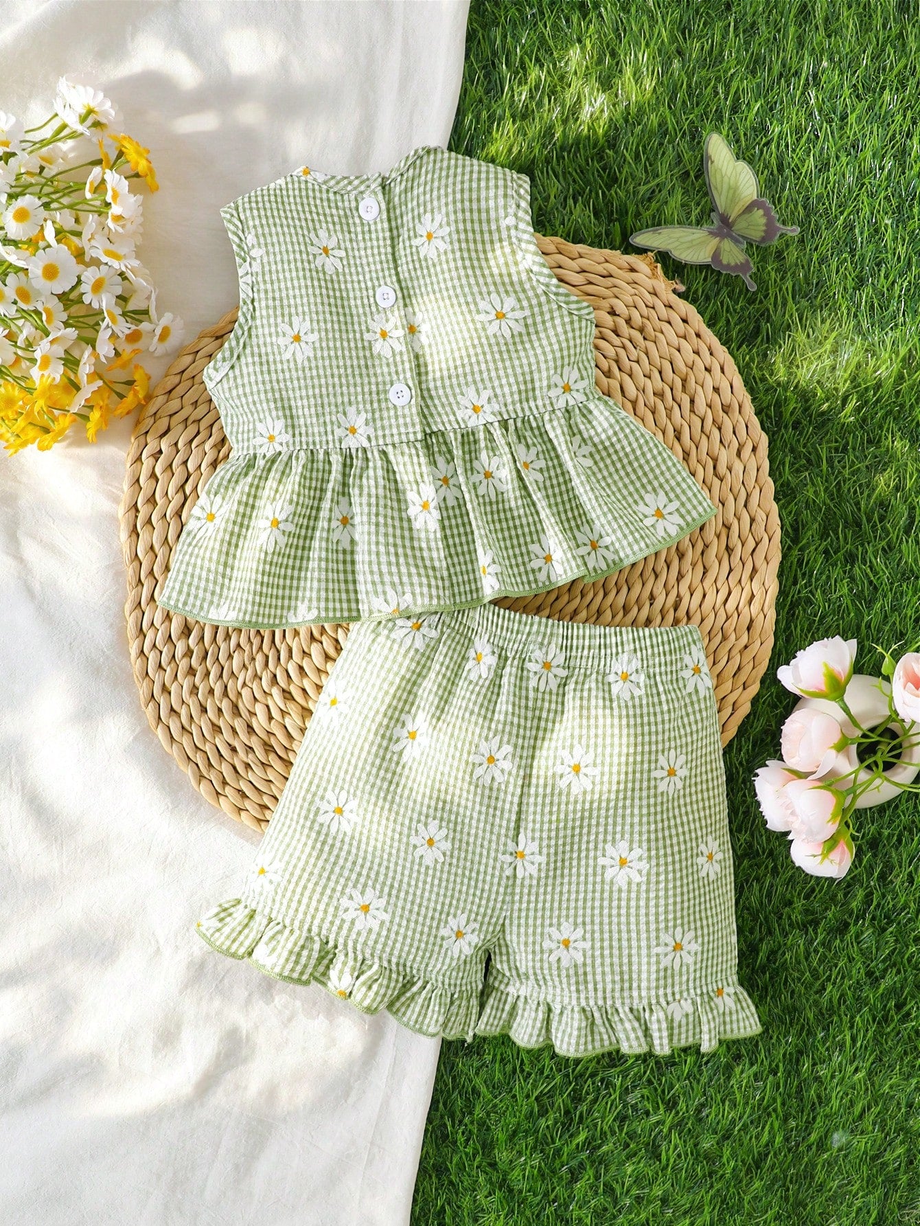 Prenda verde conjunto para bebe con top y shorts vista trasera