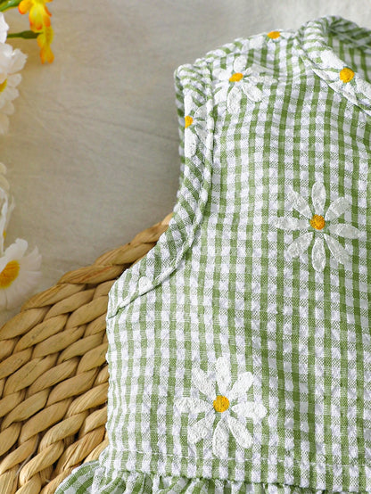Prenda verde conjunto para bebe detalle del estampado de margaritas