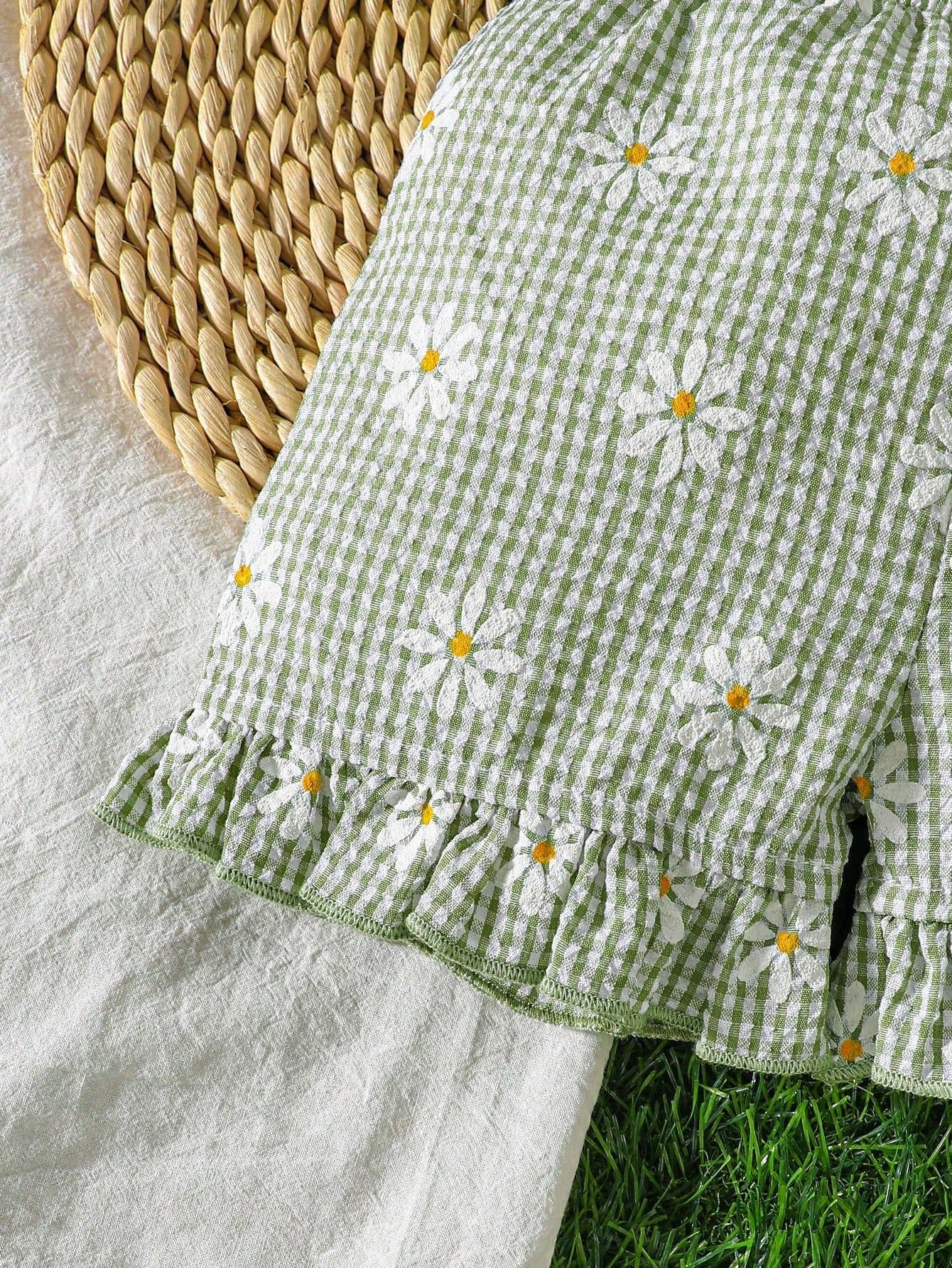 Prenda verde conjunto para bebe detalle del short con volante