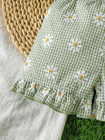 Prenda verde conjunto para bebe detalle del short con volante