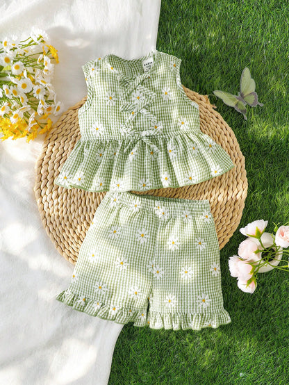 Prenda verde conjunto para bebe con top sin mangas y shorts vista frontal