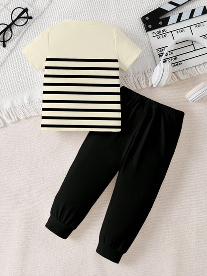 Prenda crema conjunto para bebe con camiseta rayada y pantalón negro vista posterior

