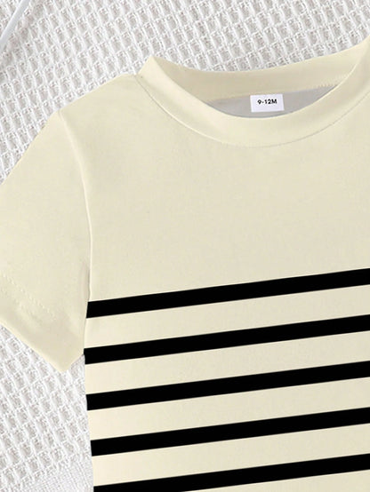 Prenda crema conjunto para bebe detalle de camiseta rayada con bordado frontal
