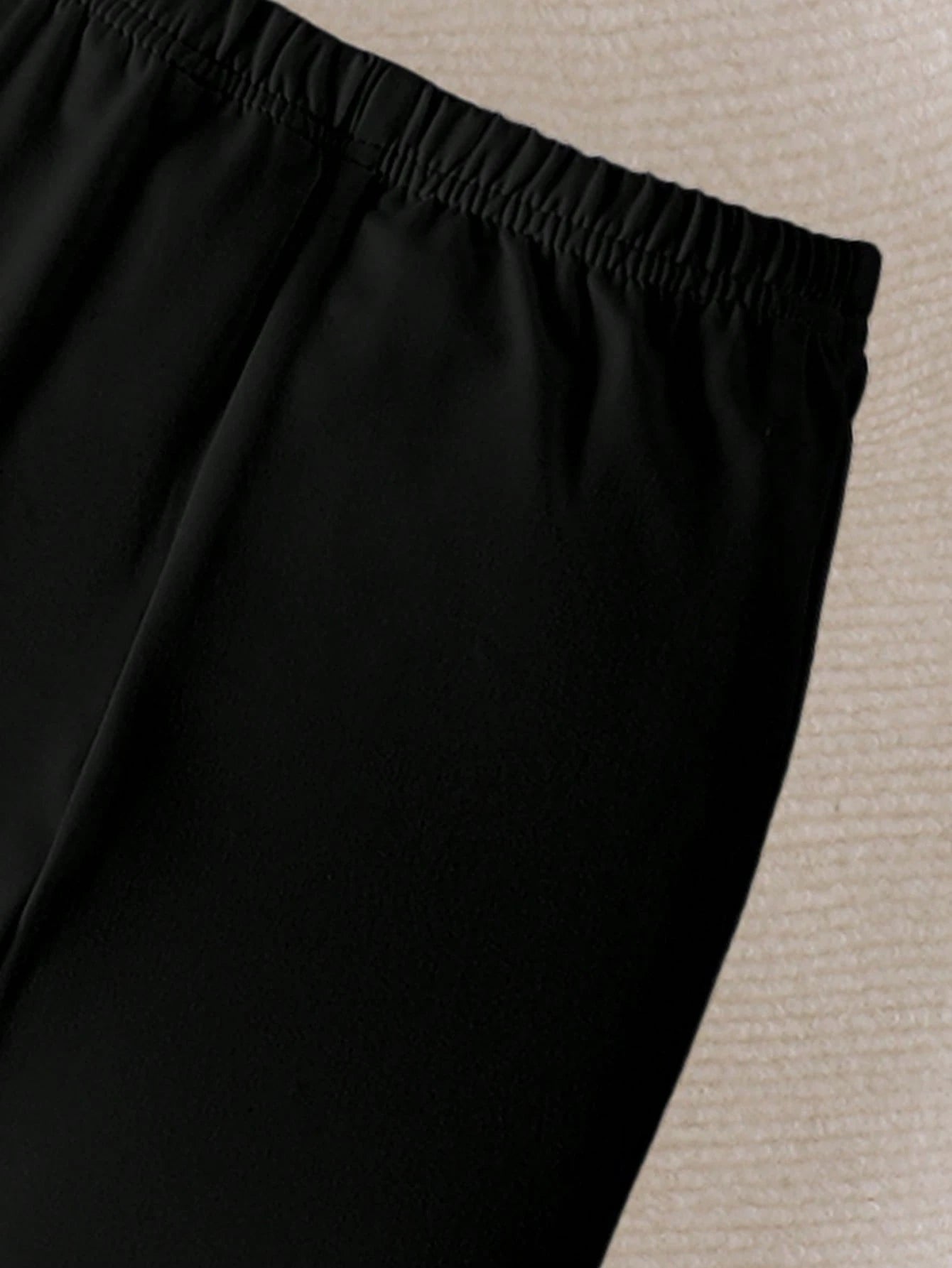 Prenda negra conjunto para bebe detalle de pantalón deportivo con cintura elástica