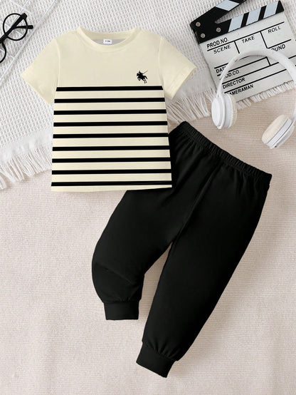 Prenda crema conjunto para bebe con camiseta rayada y pantalón negro vista frontal
