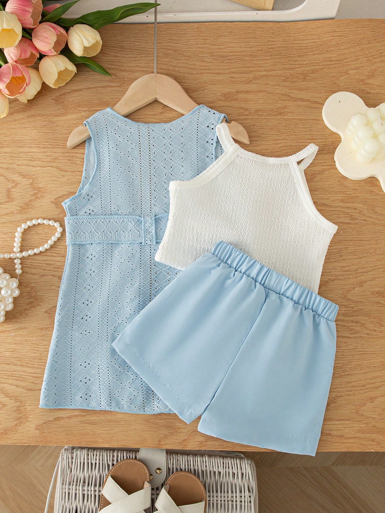 Prenda azul conjunto para bebe con chaleco calado vista trasera