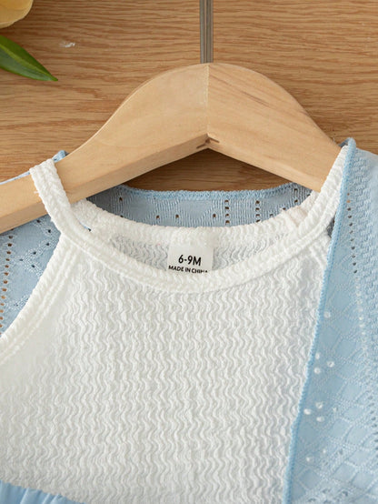 Prenda azul conjunto para bebe detalle de blusa y chaleco