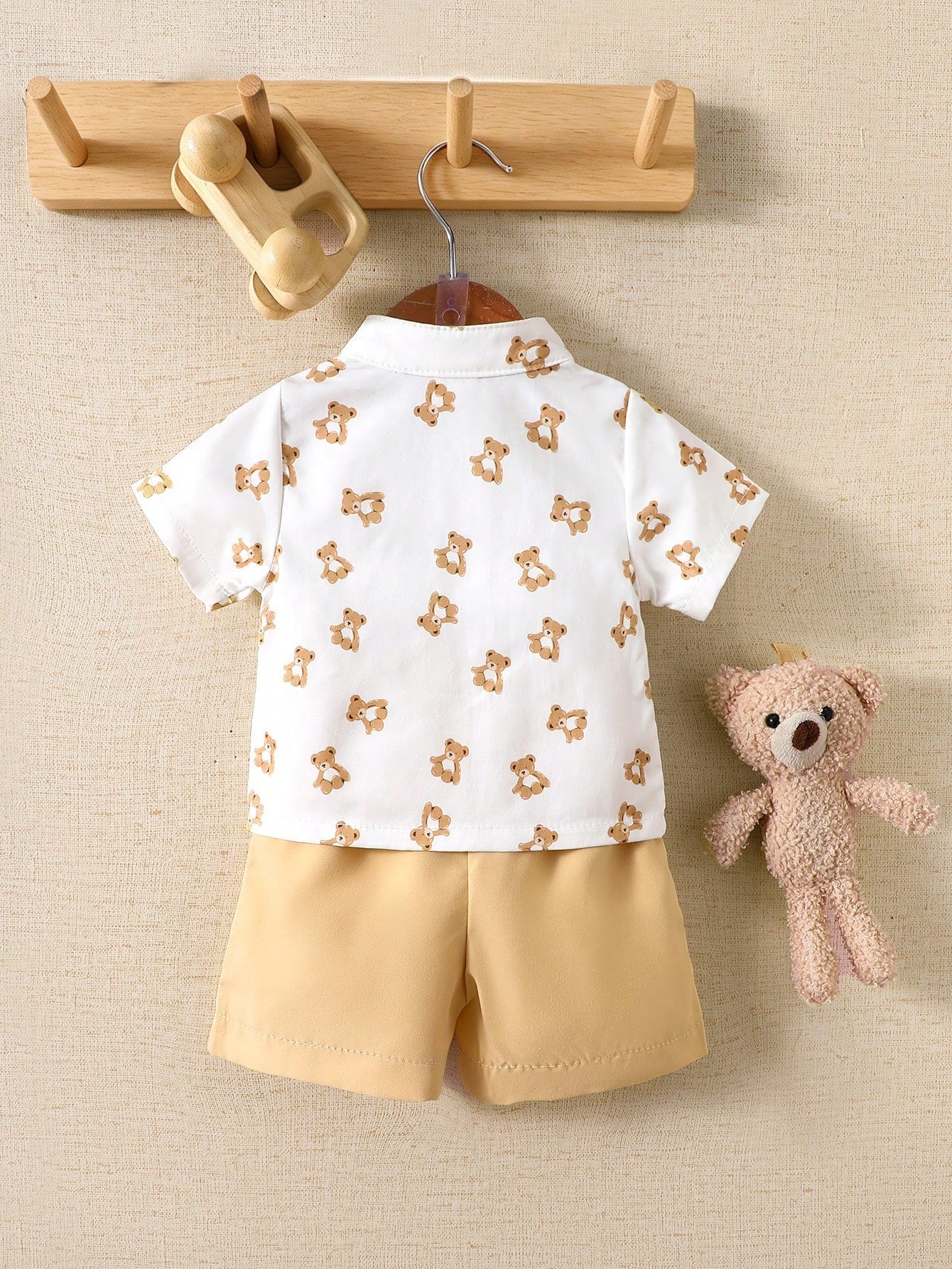 Prenda beige conjunto para bebe con camisa de ositos y short camel vista posterior
