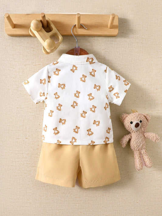 Prenda beige conjunto para bebe con camisa de ositos y short camel vista posterior
