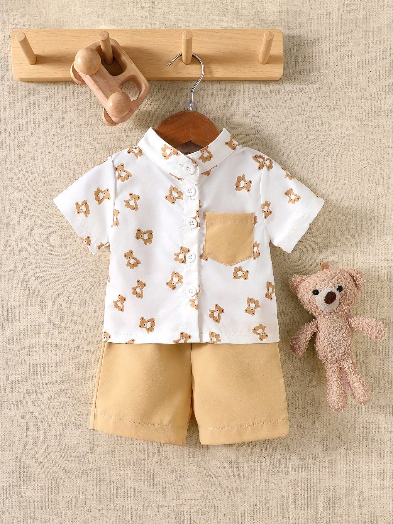 Prenda beige conjunto para bebe con camisa estampada de ositos y short camel vista frontal
