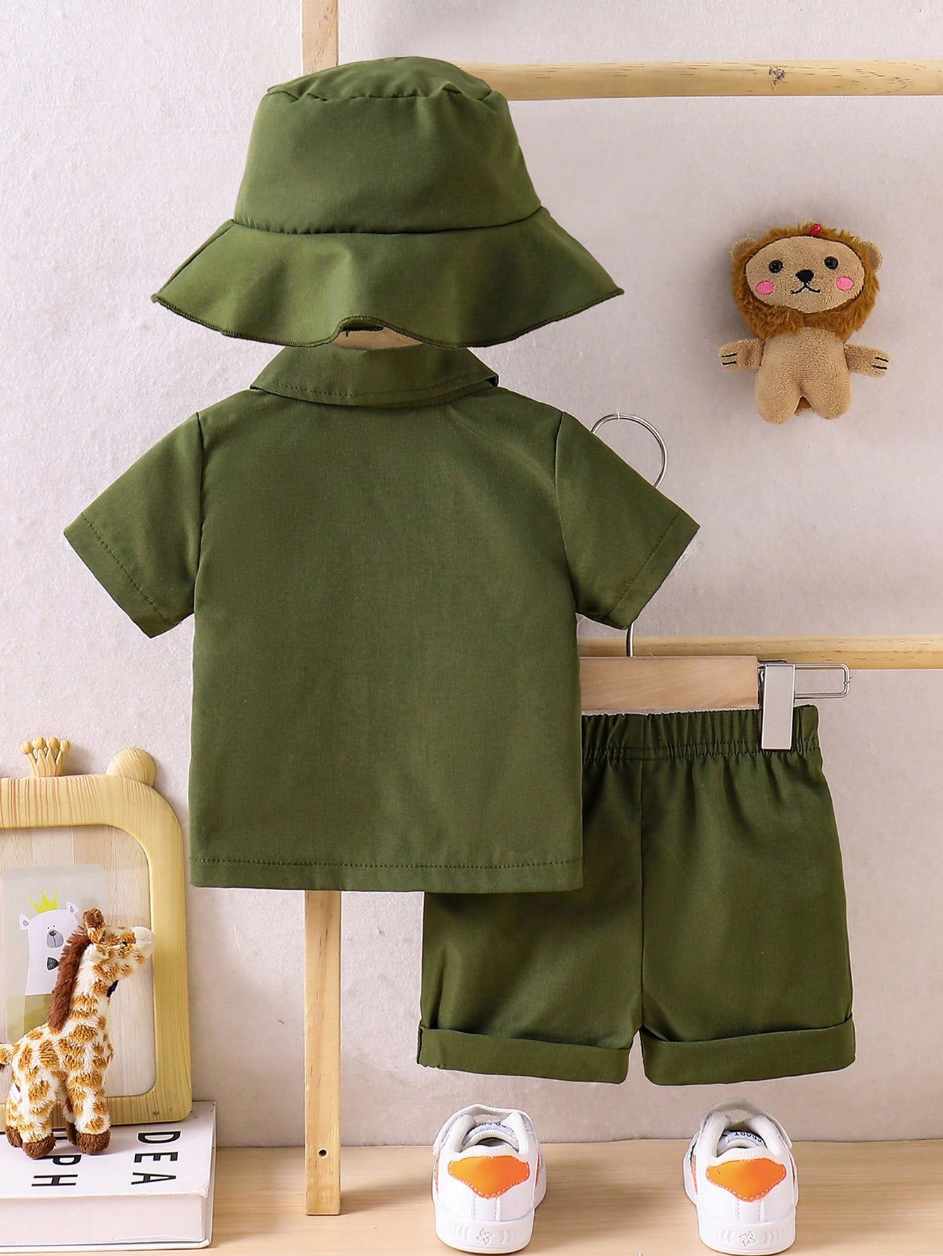 Prenda verde conjunto para bebe con gorro vista trasera