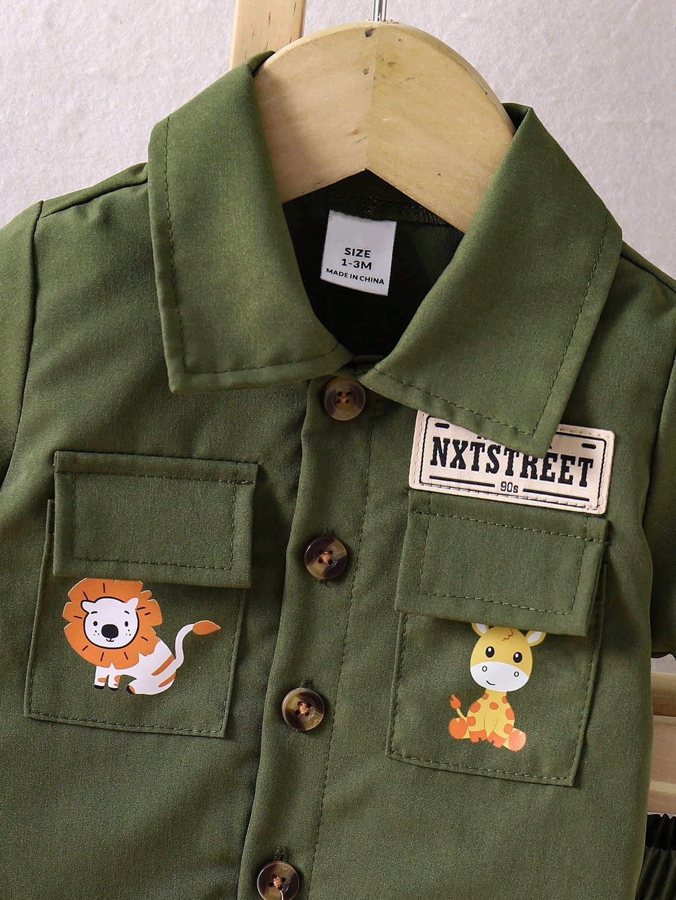 Prenda verde conjunto para bebe con detalle de bolsillos y parches