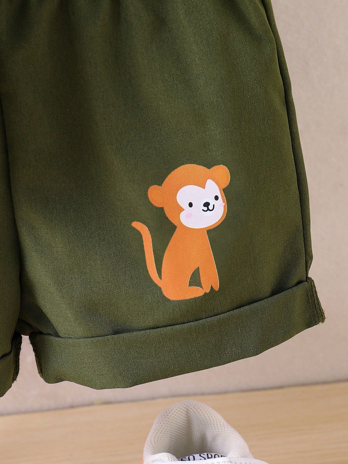Prenda verde conjunto para bebe con detalle de short estampado
