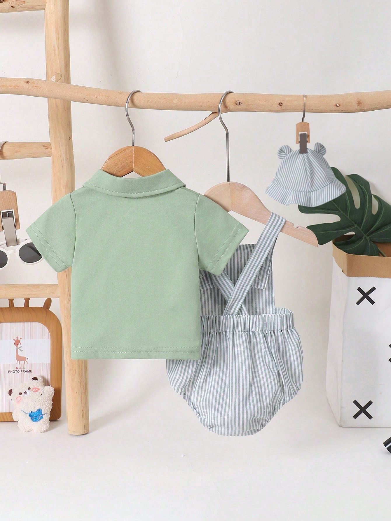 Prenda verde conjunto rayado con peto para bebe vista trasera