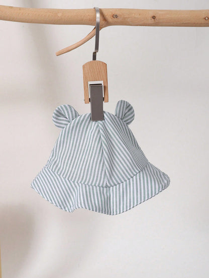 Prenda verde gorro rayado para bebe con orejitas decorativas