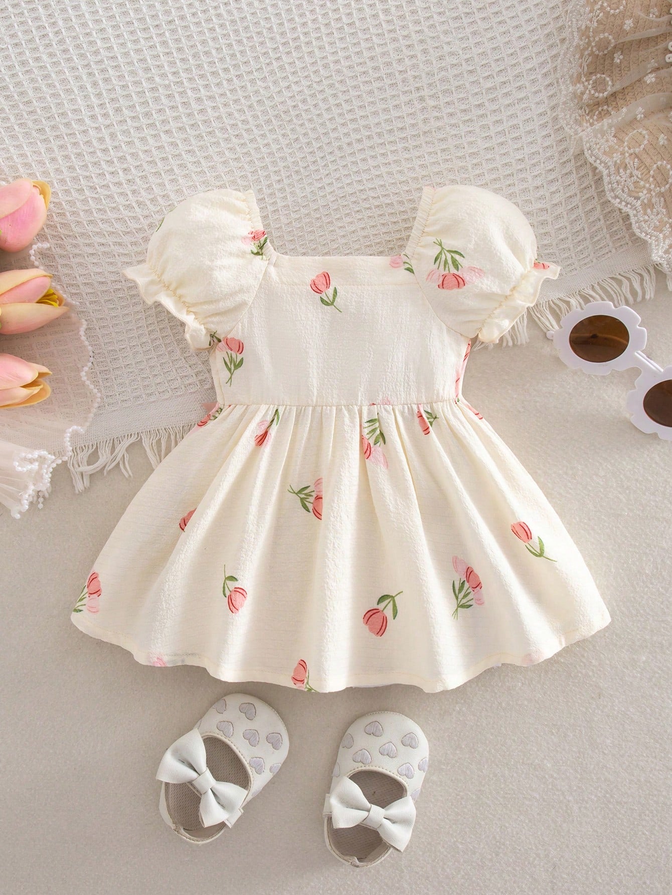 Prenda crema vestido para bebe con estampado floral vista posterior