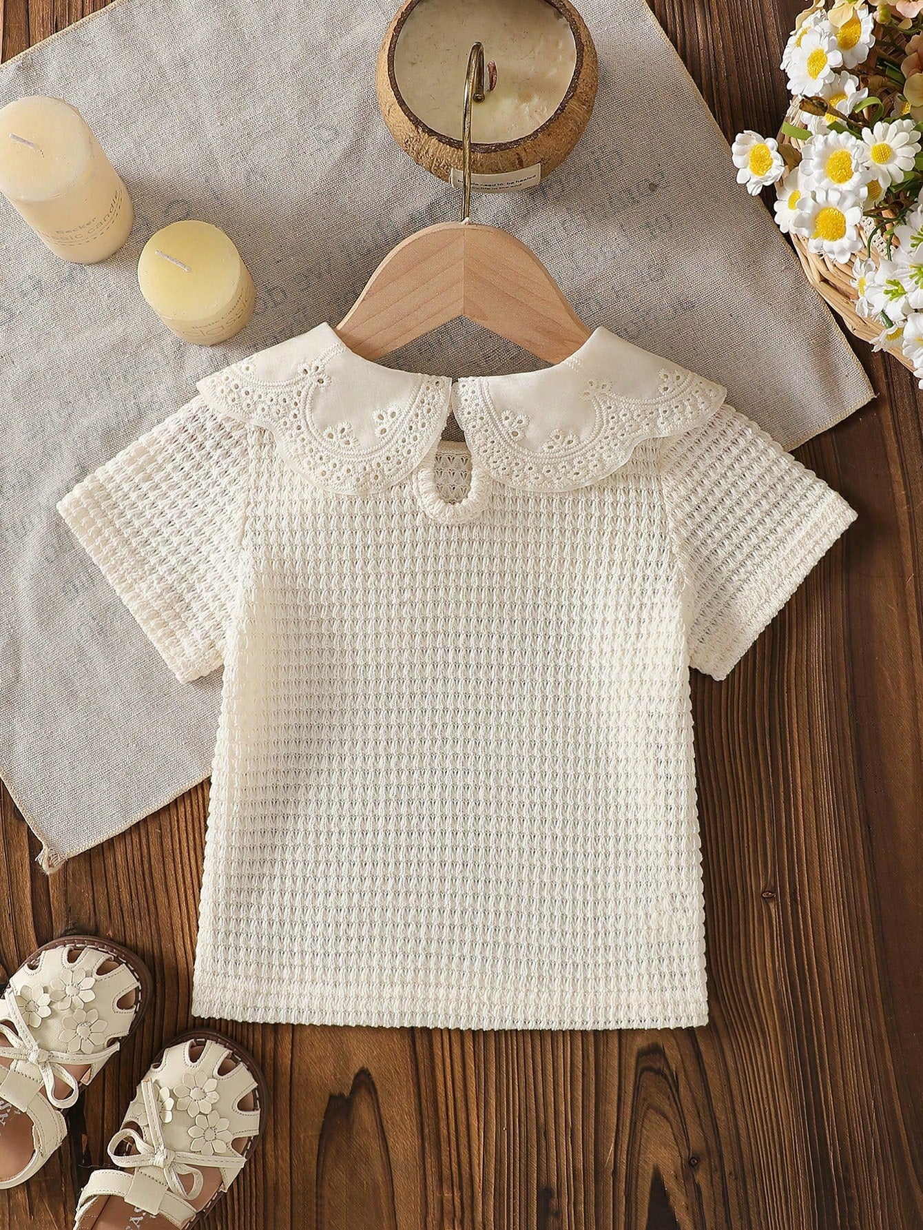 Prenda beige blusa para bebe con cuello de encaje vista trasera