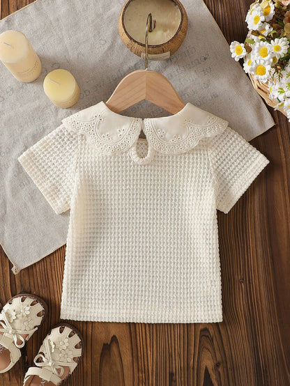 Prenda beige blusa para bebe con cuello de encaje vista trasera