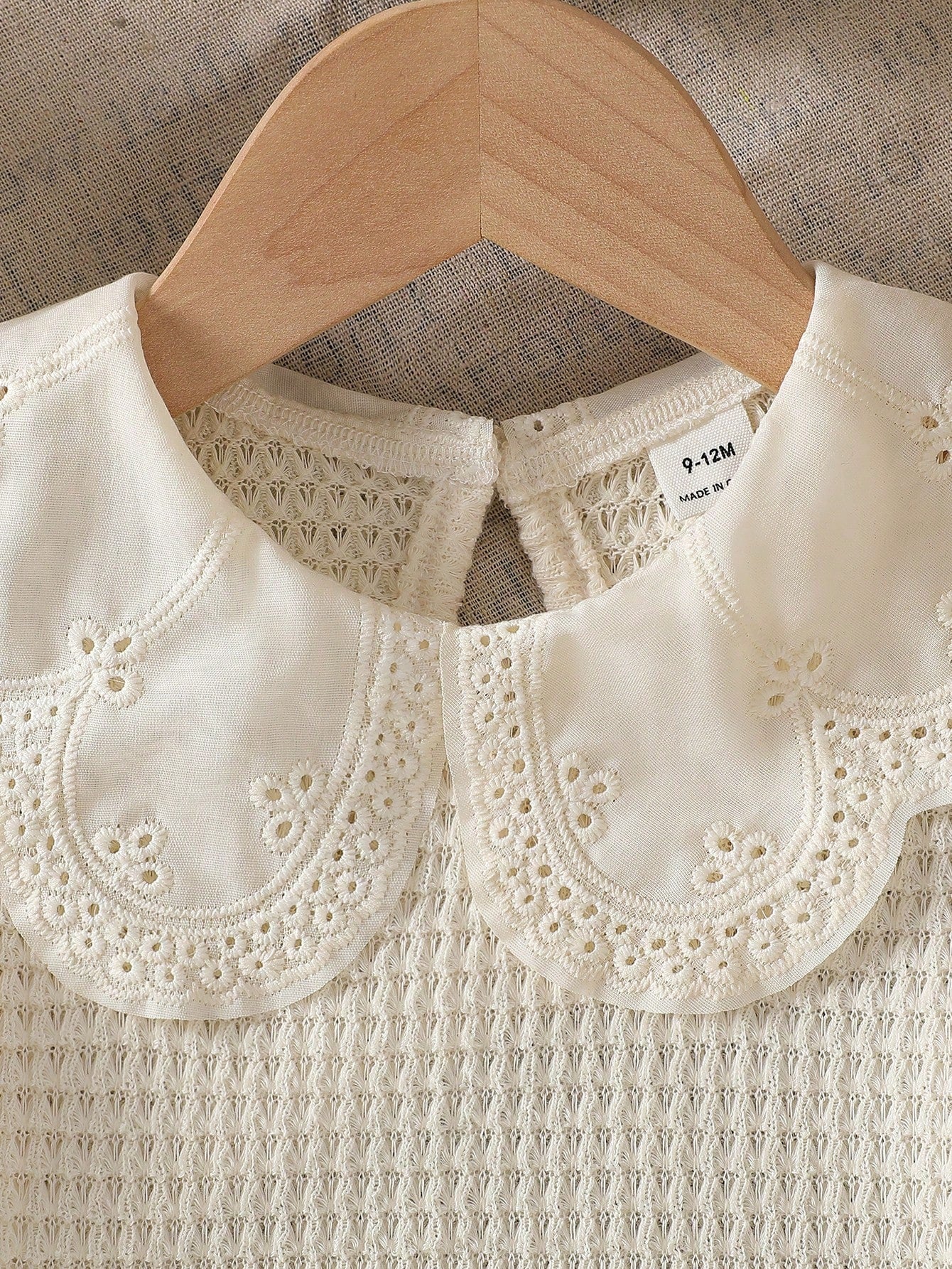 Prenda beige blusa para bebe con detalle de cuello peter pan bordado