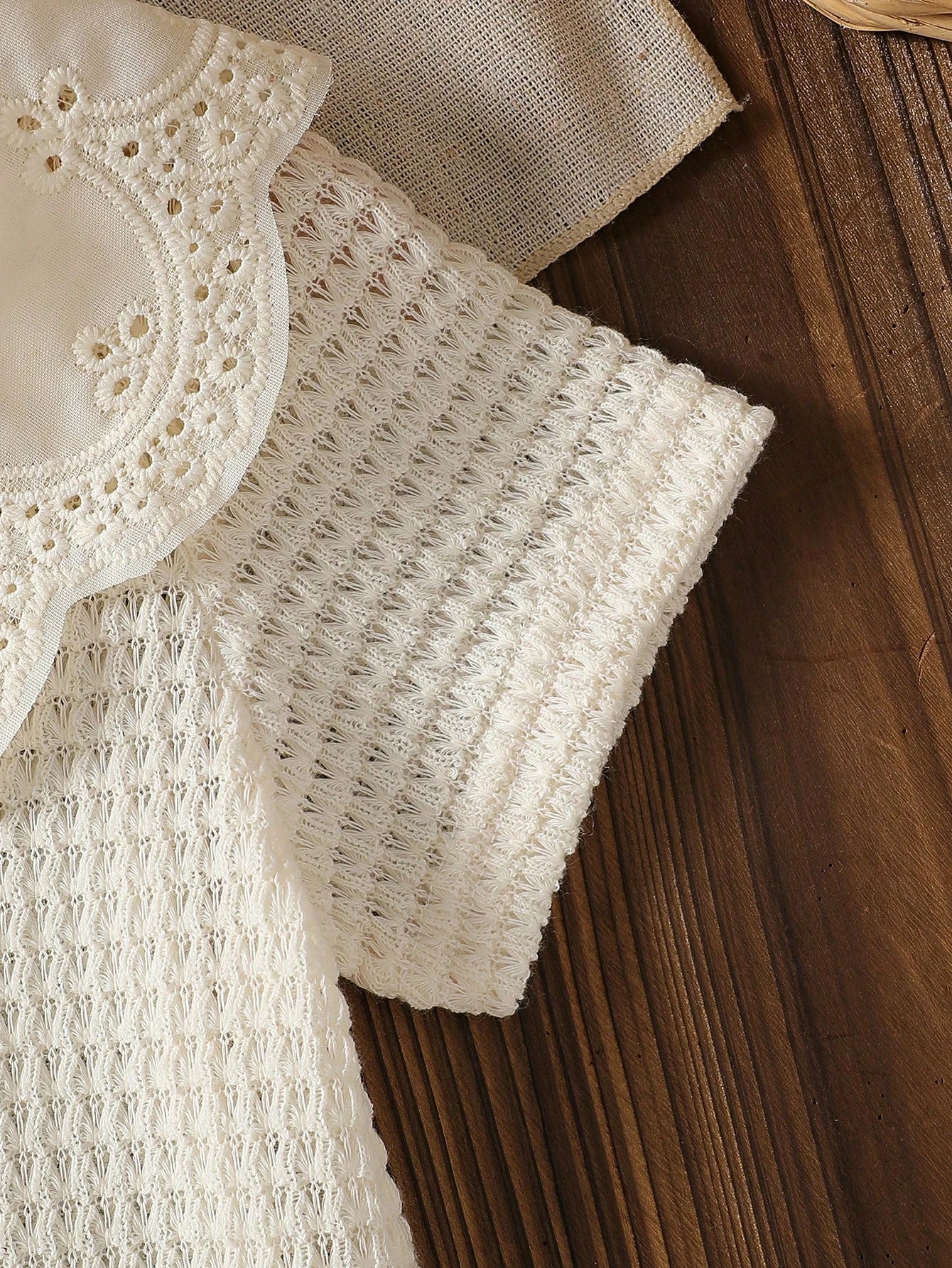 Prenda beige blusa para bebe con detalle de tejido texturizado y manga corta