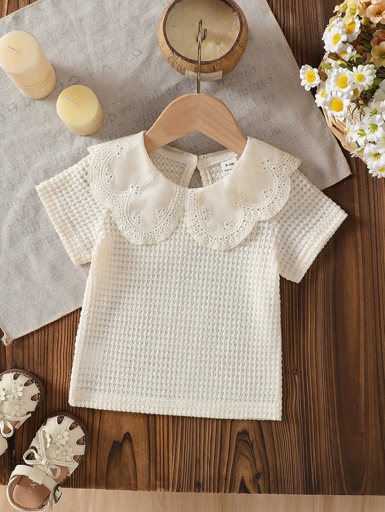 Prenda beige blusa para bebe con cuello bordado vista frontal
