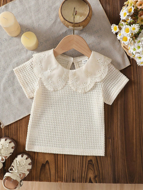 Prenda beige blusa para bebe con cuello bordado vista frontal