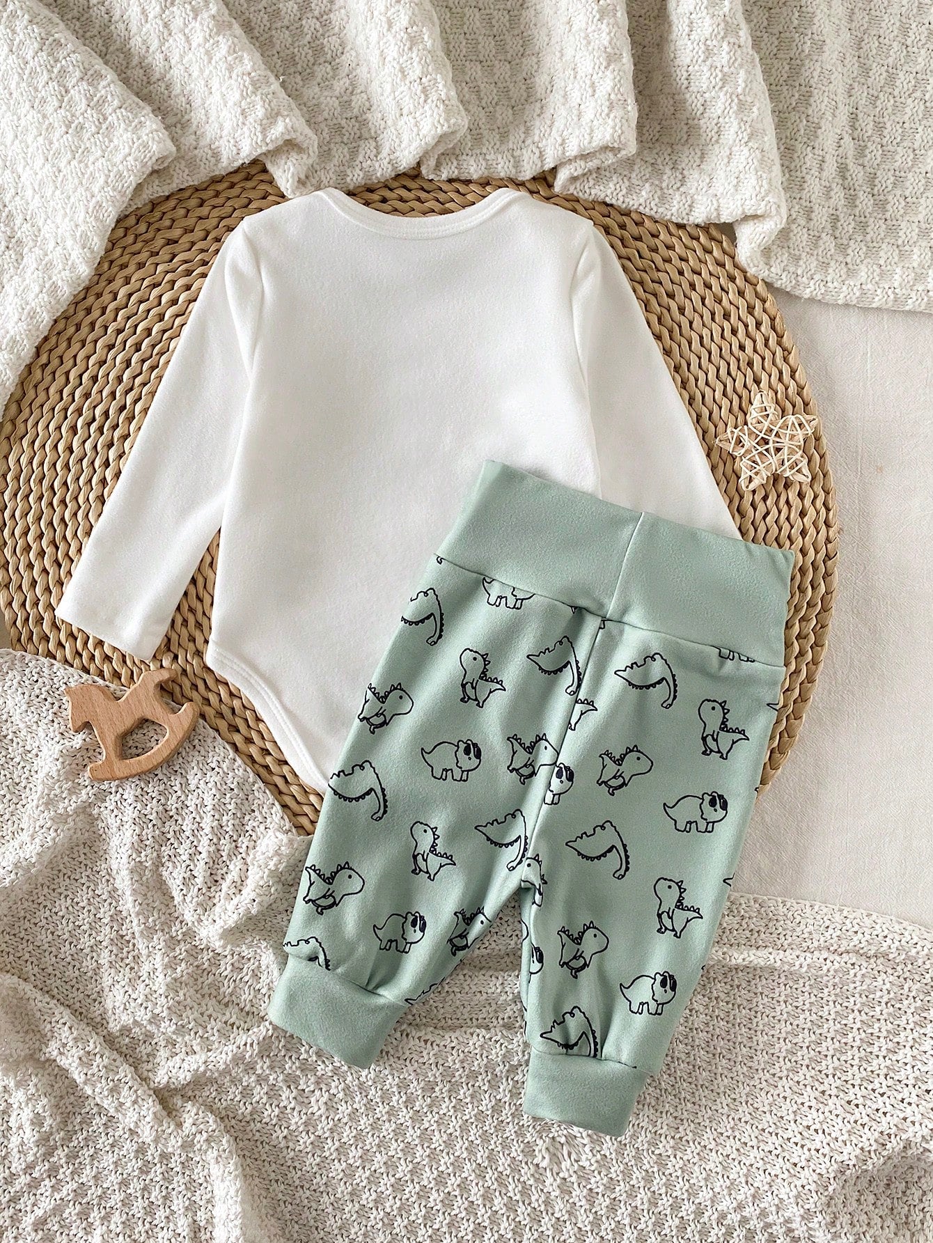 Prenda verde conjunto para bebe con body liso y pantalón estampado vista trasera