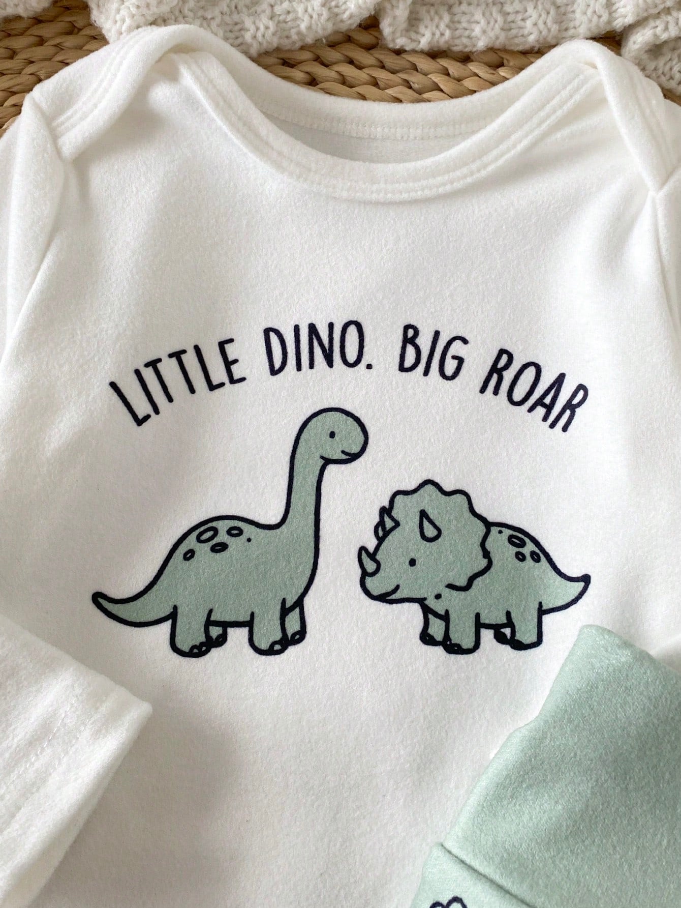 Prenda verde conjunto para bebe con detalle de estampado de dinosaurios y eslogan