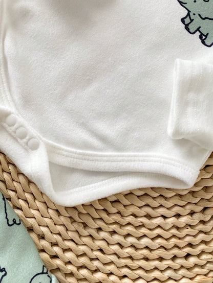 Prenda verde conjunto para bebe con detalle de broches inferiores del body