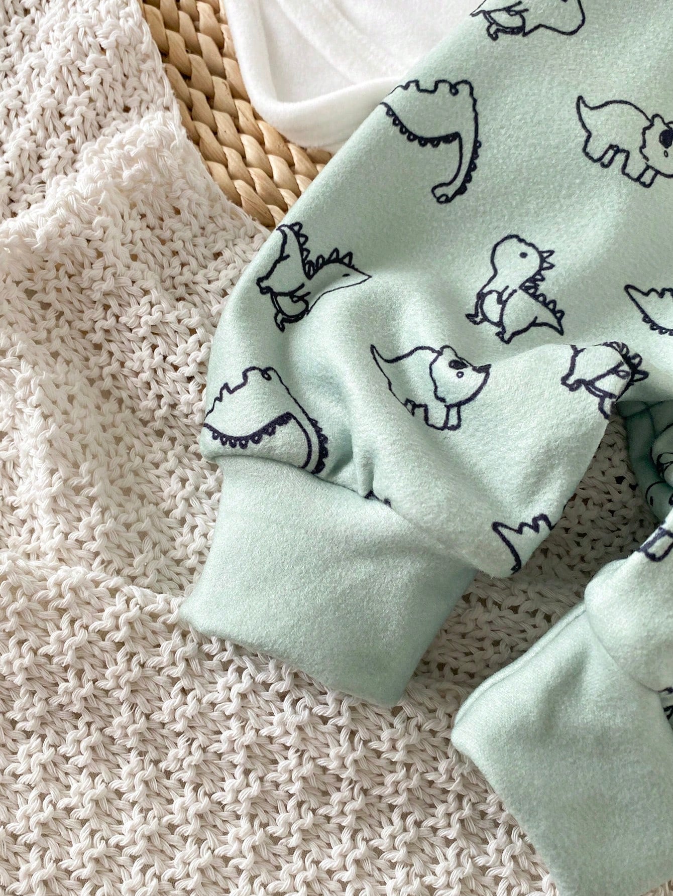 Prenda verde conjunto para bebe con detalle de pantalón estampado y puños