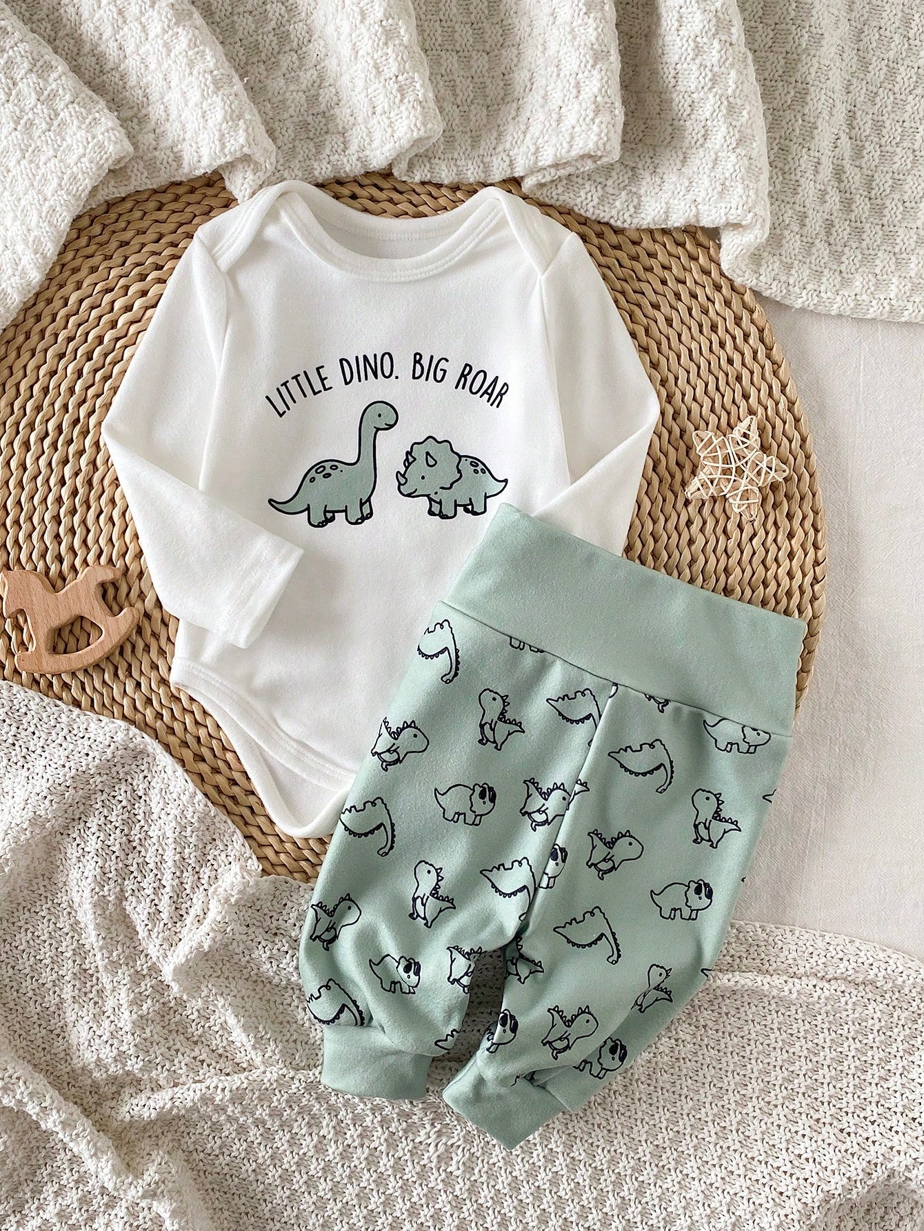 Prenda verde conjunto para bebe con body blanco y pantalón de dinosaurios vista frontal