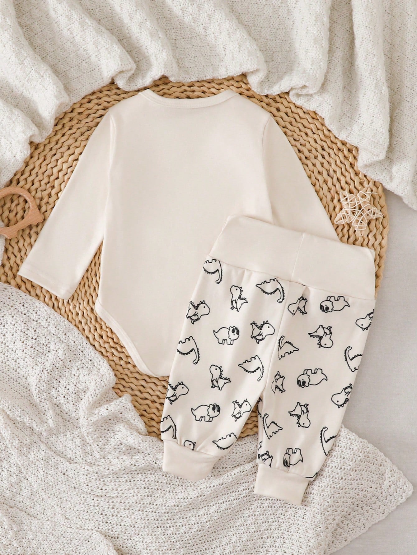 Prenda crema conjunto para bebe con body liso y pantalón estampado vista trasera