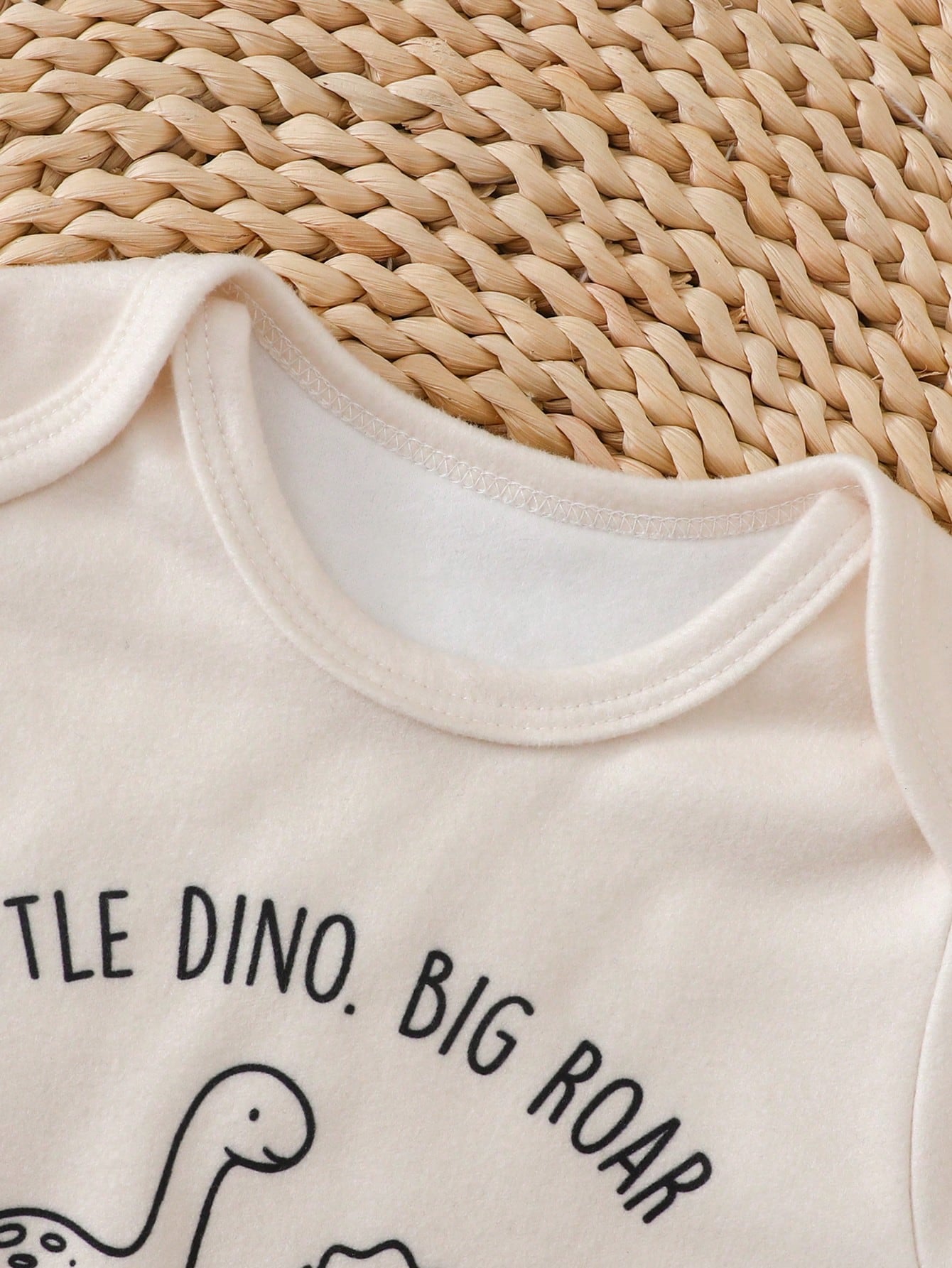 Prenda crema conjunto para bebe con detalle de cuello redondo y estampado frontal