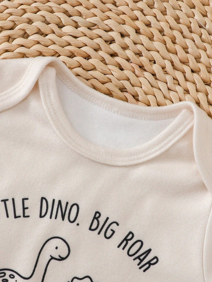 Prenda crema conjunto para bebe con detalle de cuello redondo y estampado frontal
