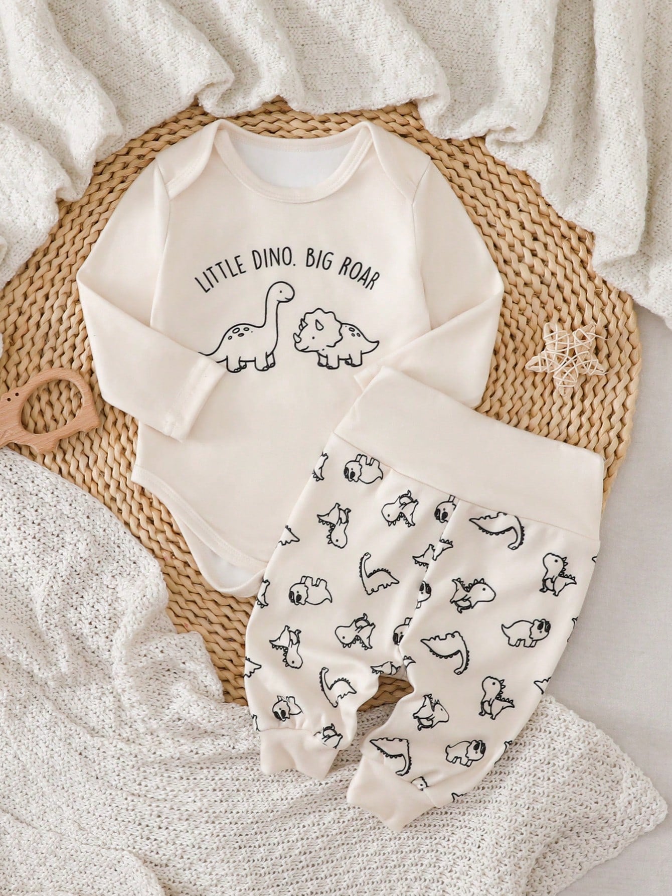 Prenda crema conjunto para bebe con body y pantalón de dinosaurios vista frontal