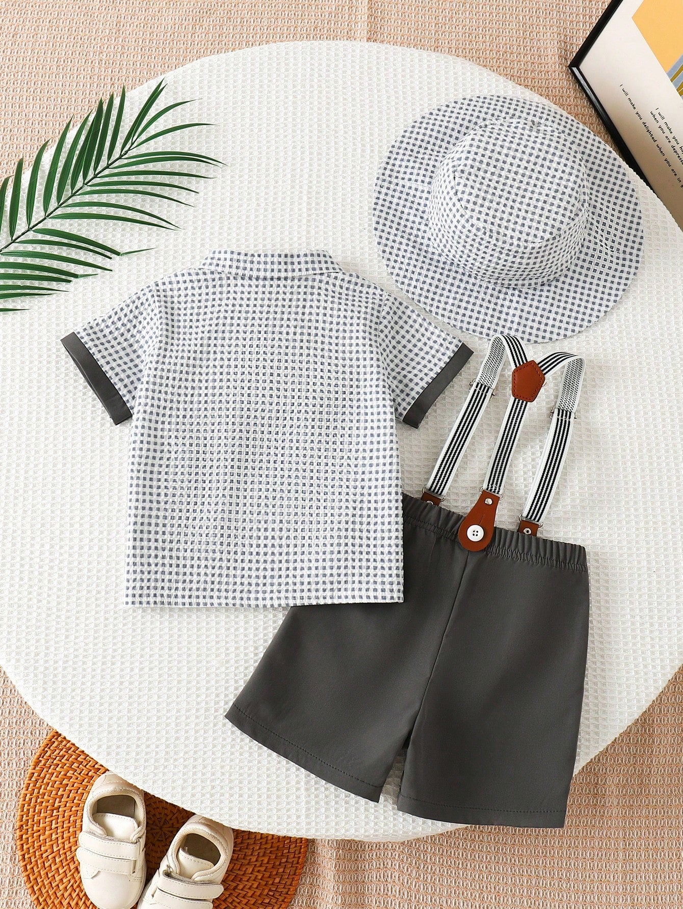 Prenda gris conjunto para bebe con camisa a cuadros y short gris vista posterior
