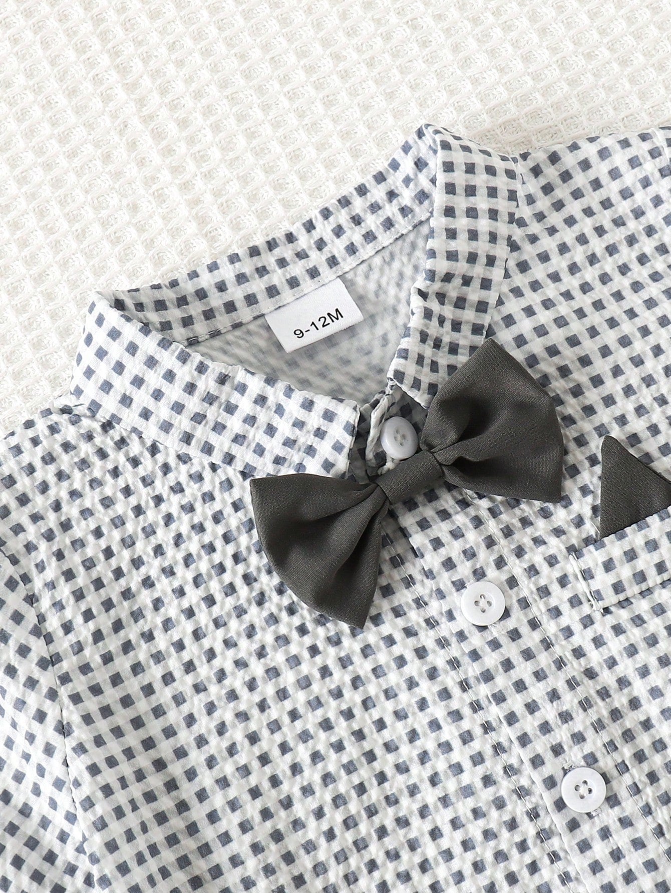 Prenda gris conjunto para bebe detalle de lazo desmontable y bolsillo decorativo
