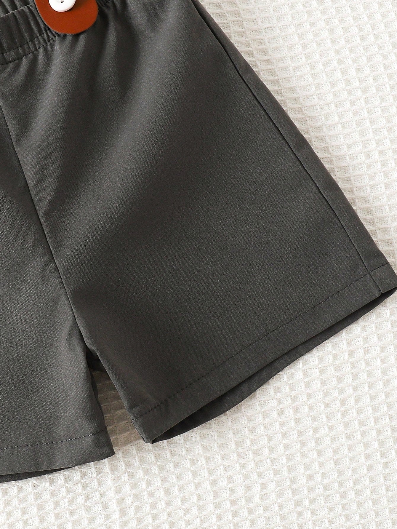 Prenda gris conjunto para bebe detalle de short gris con tirantes ajustables
