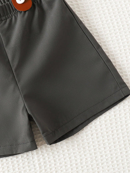 Prenda gris conjunto para bebe detalle de short gris con tirantes ajustables
