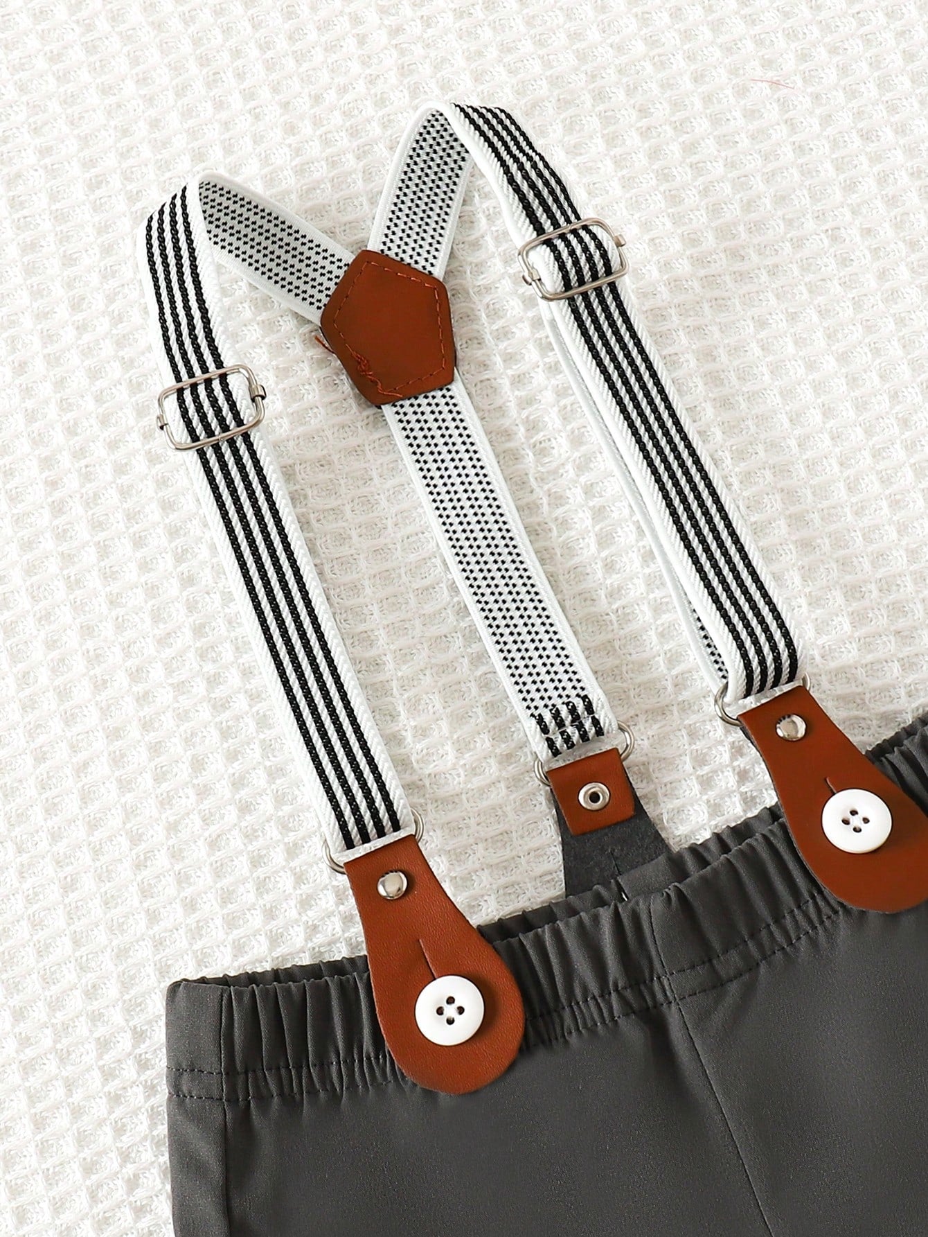Prenda gris conjunto para bebe detalle de sombrero a cuadros a juego